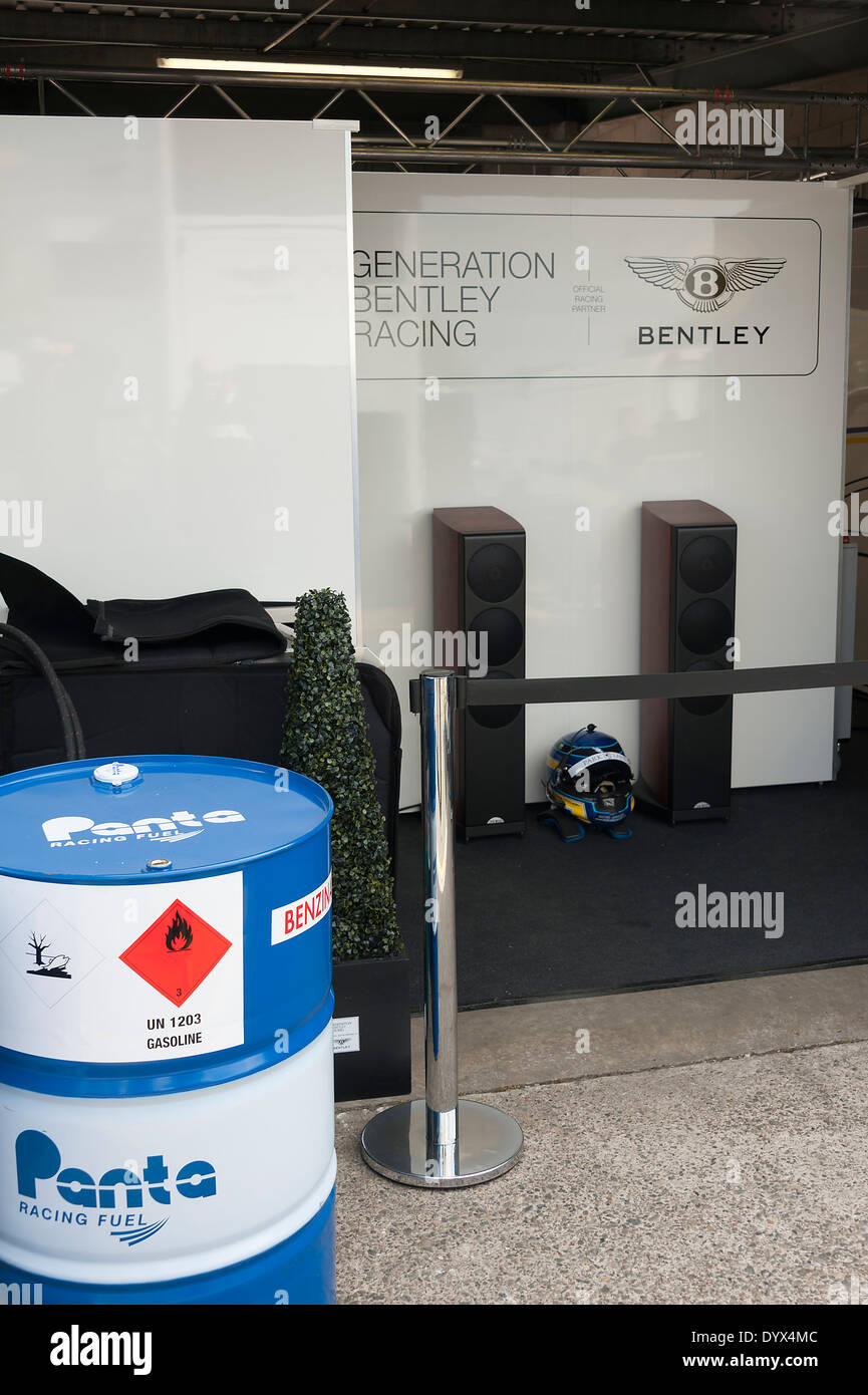 Completa i fusti di carburante al di fuori della generazione Bentley Racing Team Garage ad Oulton Park Tarporley Cheshire England Regno Unito Regno Unito Foto Stock