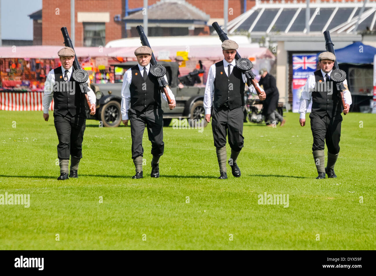 Larne, Irlanda del Nord. 26 apr 2014 - quattro uomini trasportano replica mitragliatrici Credit: stephen Barnes/Alamy Live News Foto Stock