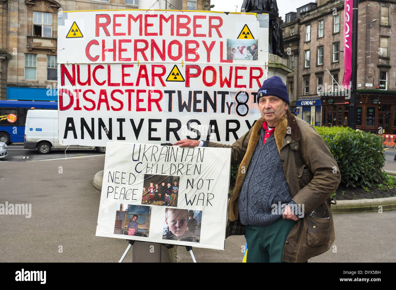 Glasgow, Scotland, Regno Unito. 26 apr 2014. Jim Gillies, 74 anni, elettricista in pensione da Cumbernauld vicino a Glasgow, Scotland, Regno Unito, ha effettuato un 'one man' ricordo veglia, ogni anno negli ultimi 27 anni, per l anniversario della centrale nucleare esplosione del reattore ucraino di Chernobyl dove 31 morti e 500.000 persone sono state colpite. Jim Gillies ha visitato la zona del disastro 16 volte di effettuare il lavoro umanitario ed è stato anche il 'Black Tour' intorno all'impianto radioattivo. Credito: Findlay/Alamy Live News Foto Stock