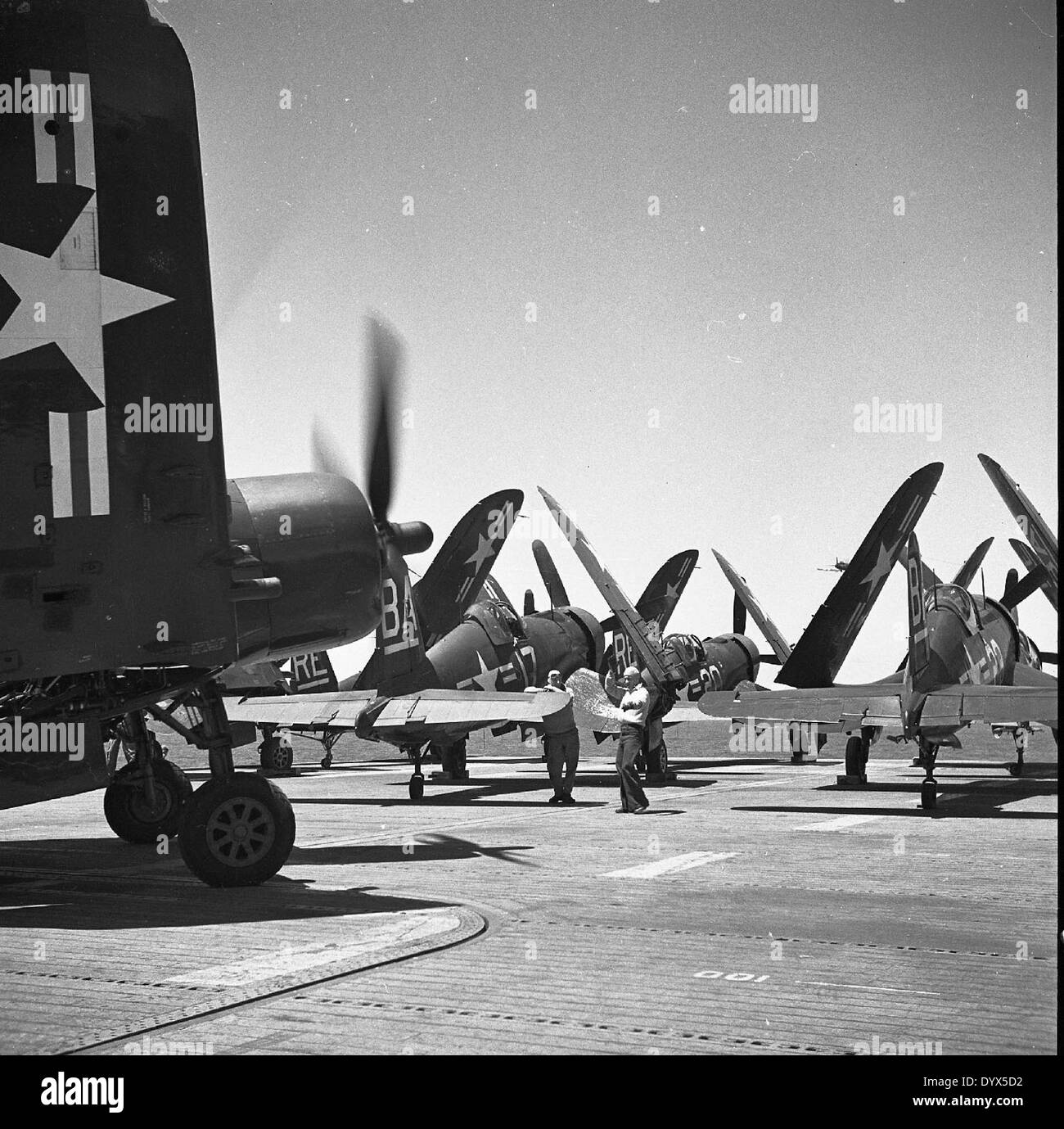 Il Vought F4U-4 Corsair, un aereo da caccia basato su portaerei utilizzato ampiamente durante la seconda guerra mondiale, era noto per il suo caratteristico design ad ala di gabbiano. Fu uno dei combattenti navali più efficaci della guerra, eccellendo sia nel combattimento aria-aria che nelle missioni di supporto a terra. Foto Stock