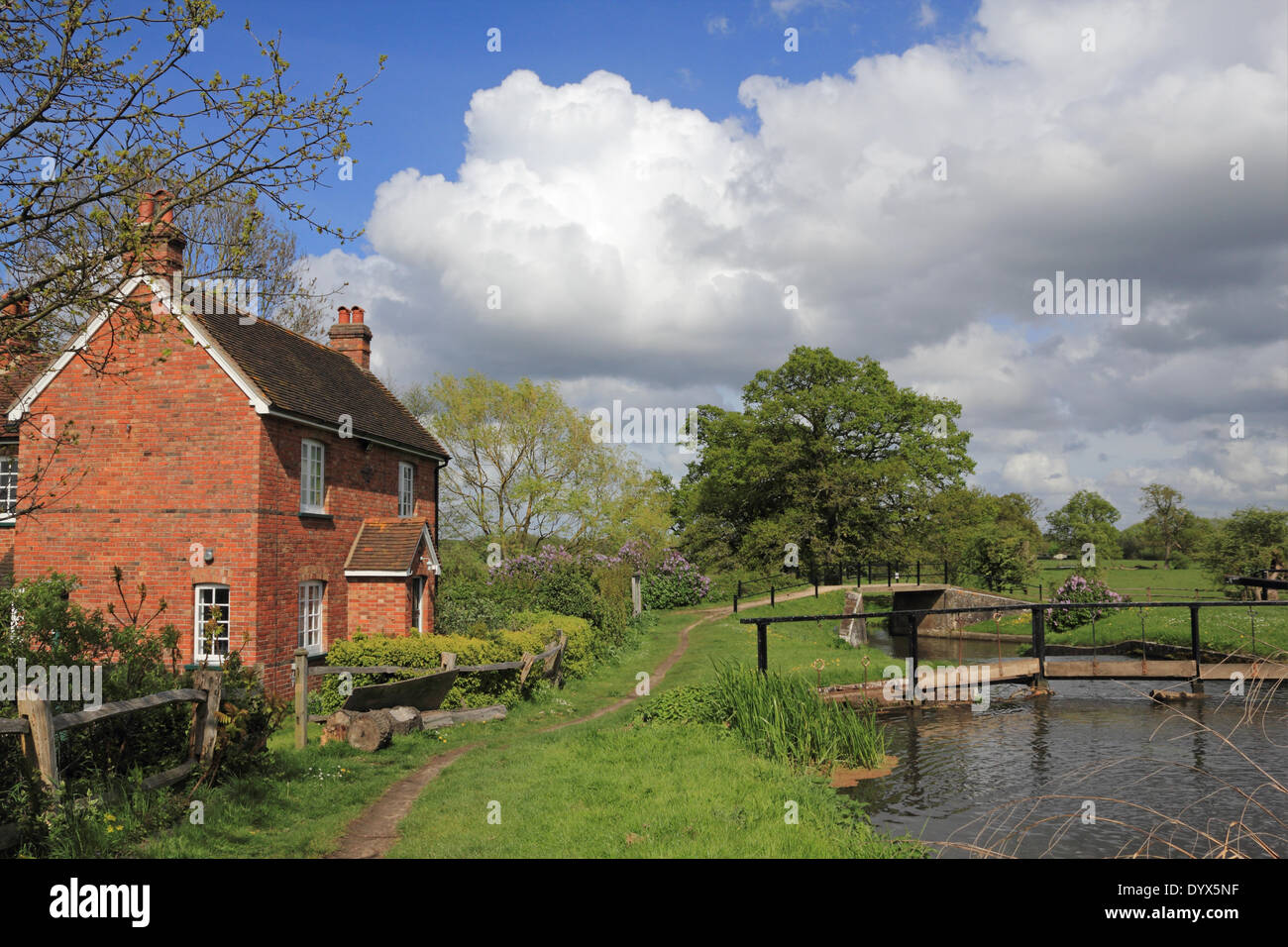 Wey canale di navigazione di Ripley, Surrey, Inghilterra, Regno Unito. Il 26 aprile 2014. Tra gli acquazzoni di aprile è uscito il sole per fare una bella giornata sul canal a serratura Papercourt vicino a Ripley. Credito: Julia Gavin/Alamy Live News Foto Stock