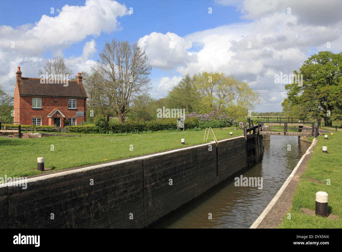 Wey canale di navigazione di Ripley, Surrey, Inghilterra, Regno Unito. Il 26 aprile 2014. Tra gli acquazzoni di aprile è uscito il sole per fare una bella giornata sul Wey canal a serratura Papercourt vicino a Ripley. Credito: Julia Gavin/Alamy Live News Foto Stock