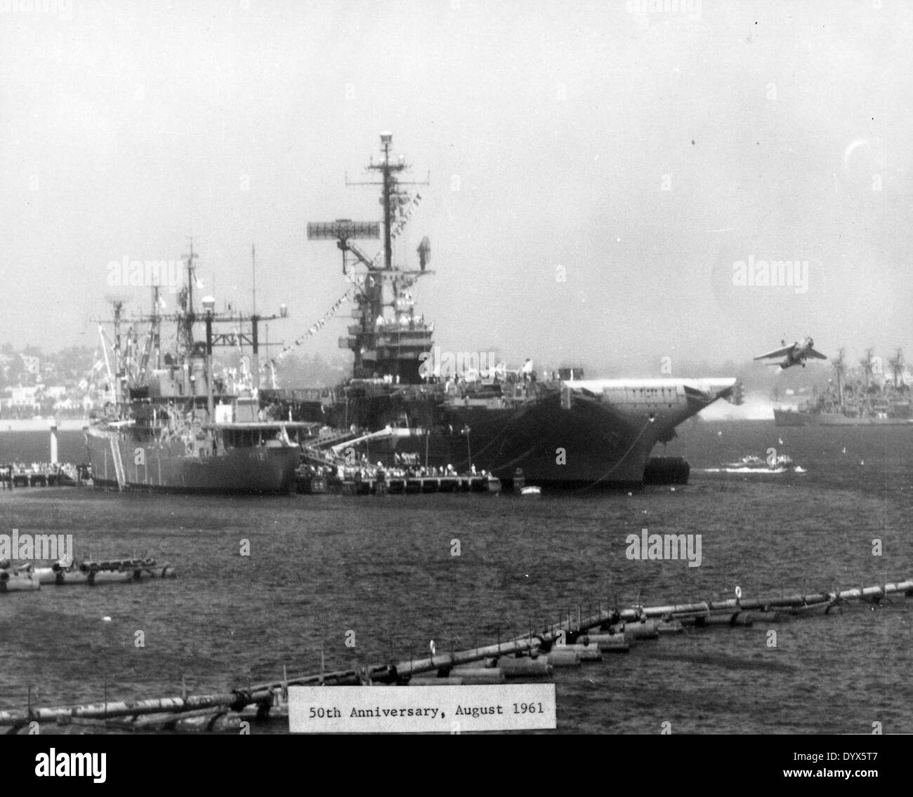 La celebrazione del 50° anniversario della NAS (Naval Air Station) NI nell'agosto 1961 ha segnato una pietra miliare significativa per la Marina degli Stati Uniti a San Diego. L'evento evidenziò la storia della stazione e i suoi contributi all'aviazione navale durante le sue operazioni, che includevano i progressi dell'aviazione militare e le operazioni di volo. Foto Stock