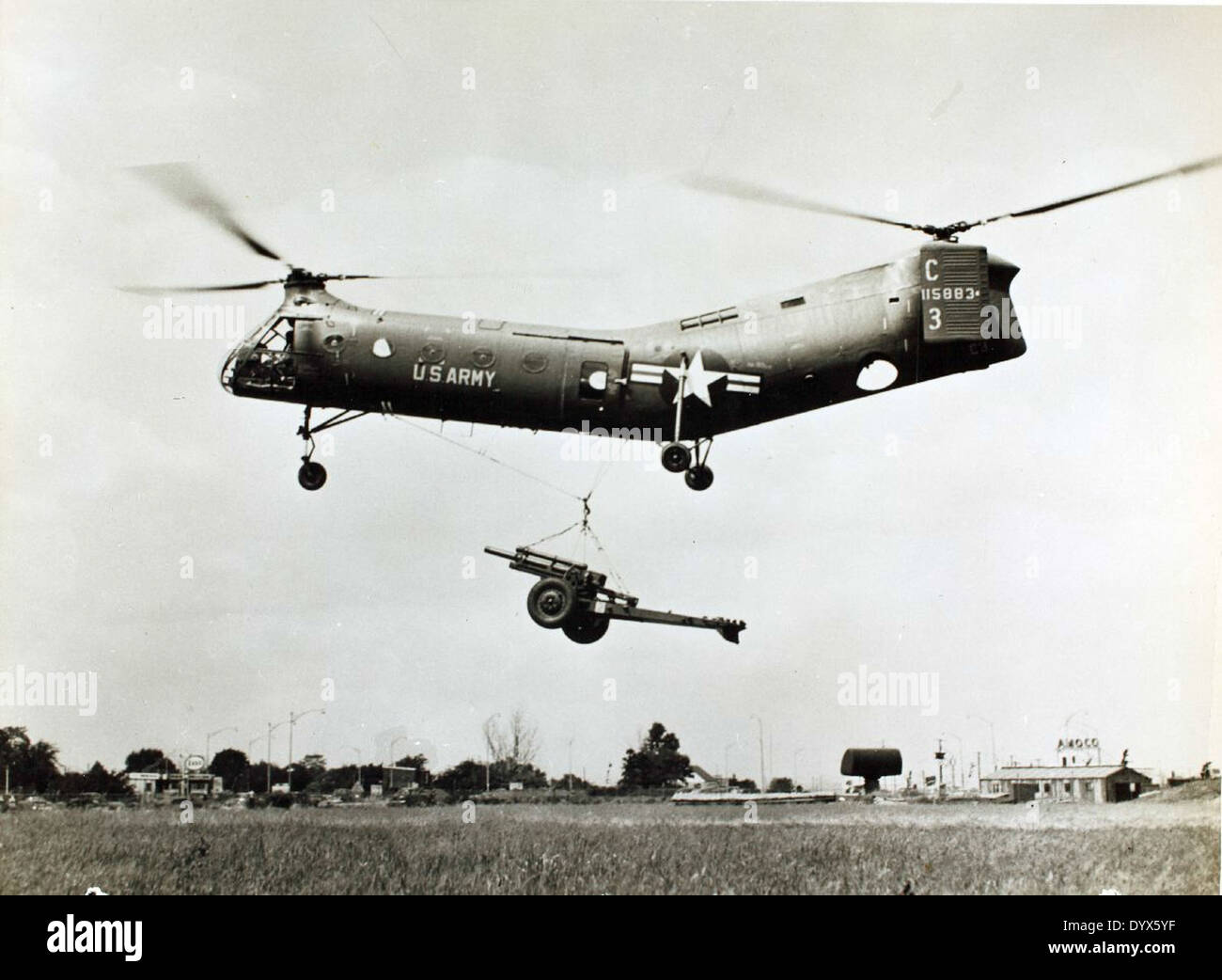 Il Piasecki H-21C, noto per la sua configurazione a rotore tandem, è un elicottero importante nella storia dell'aviazione militare. Questa immagine mostra l'H-21C in funzione, mostrando la sua utilità per il trasporto di truppe, merci e missioni di soccorso. L'H-21C fu ampiamente utilizzato durante gli anni '1950 e '1960 per il suo design unico e la versatilità in vari ruoli militari. Foto Stock