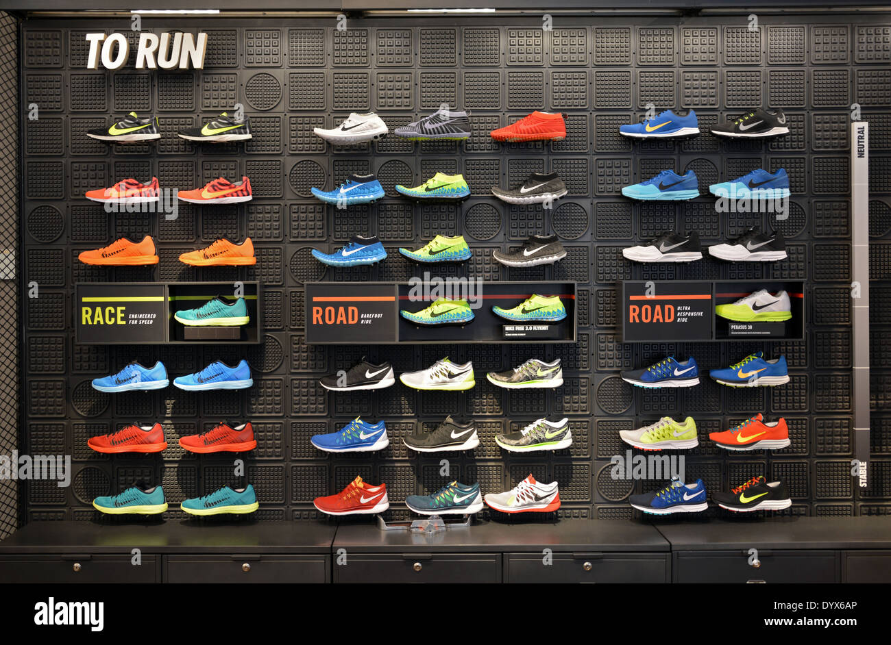 Display a colori di uomini scarpe da corsa a Niketown sporting goods store sulla Fifth Avenue a Manhattan, New York City Foto Stock