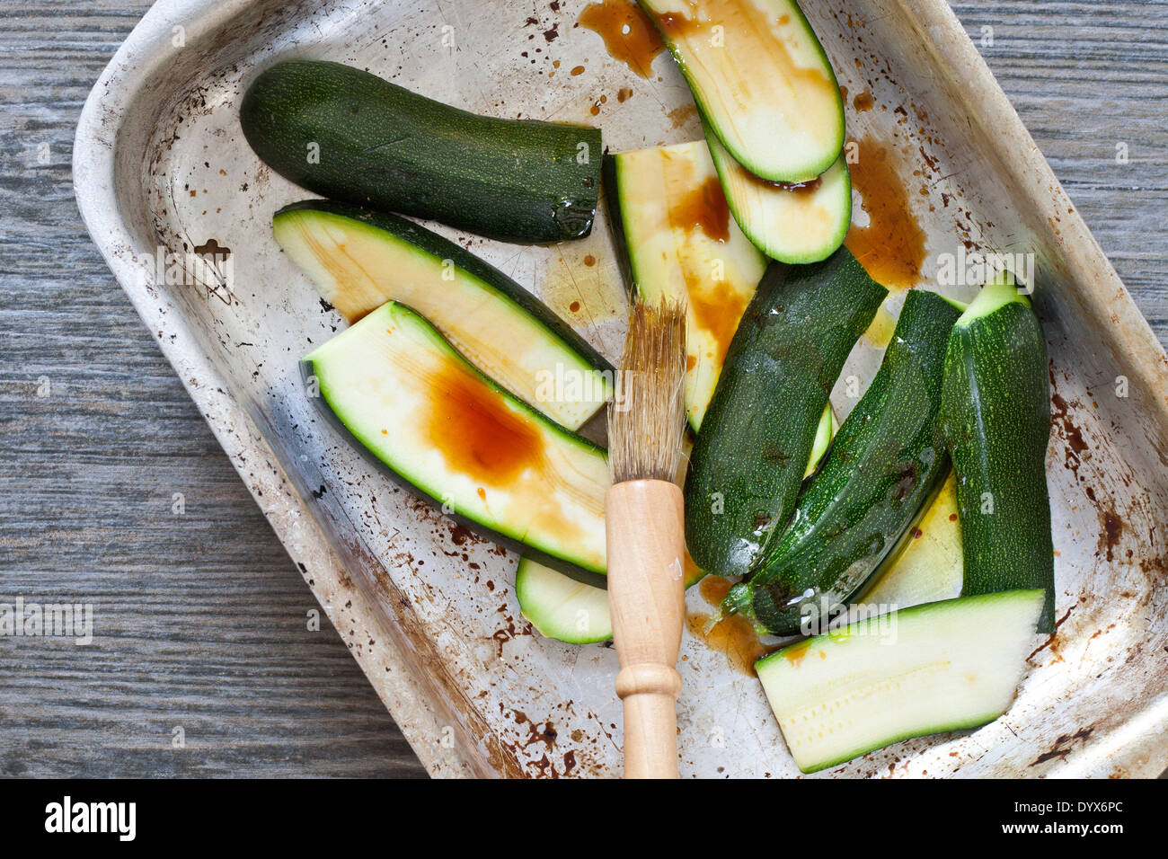 Zucchine spazzolato con salsa di soia e olio d'oliva oild per la tostatura Foto Stock