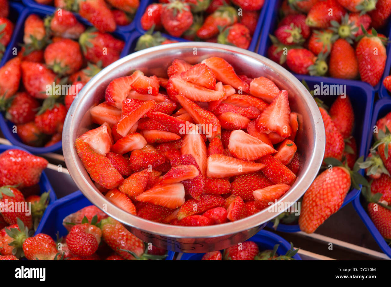 Ciotola con fragole fresche al mercato Foto Stock