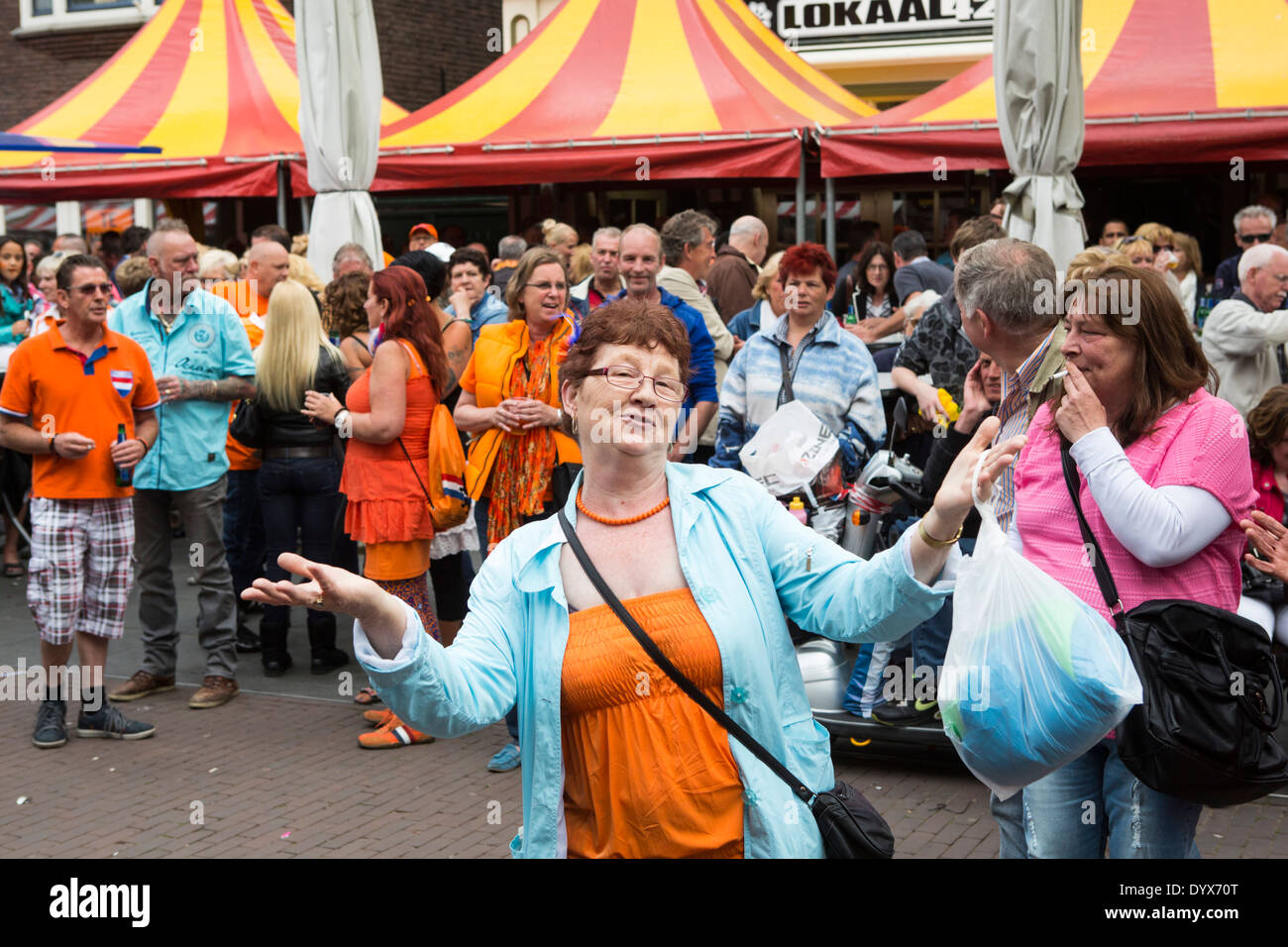 Scena di strada ritratto donna celebra il re del giorno nei Paesi Bassi Foto Stock