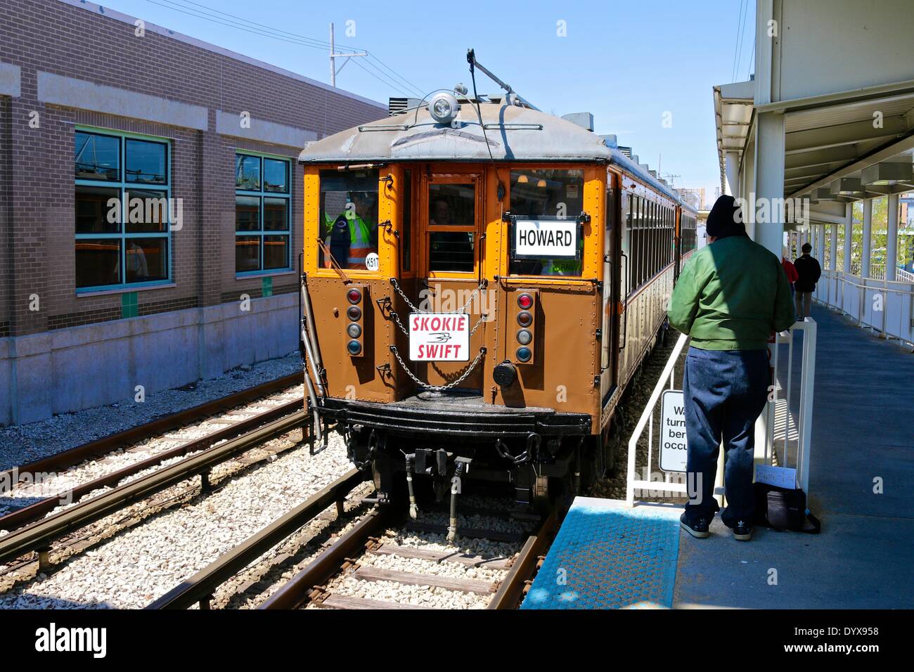 Skokie, Illinois, Stati Uniti d'America. Il 26 aprile 2014. Nella celebrazione dei cinquant'anni di funzionamento di Skokie Swift (linea gialla), il CTA correva 1920s vintage '4000 series' il treno. L'evento ha attirato railfans ma piloti regolari sono stati sorpresi quando il vecchio treno tirato in stazioni. Chiunque potrebbe guidare il treno, regolari tariffe applicate. Qui il treno si avvicina il turnaround a Skokie's Dempster Avenue stazione. Credito: Todd Bannor/Alamy Live News Foto Stock