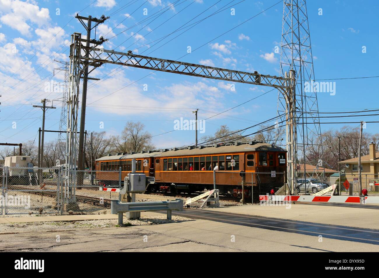 Skokie, Illinois, Stati Uniti d'America. Il 26 aprile 2014. Nella celebrazione dei cinquant'anni di funzionamento di Skokie Swift (linea gialla), il CTA correva 1920s vintage '4000 series' il treno. L'evento ha attirato railfans ma piloti regolari sono stati sorpresi quando il vecchio treno tirato in stazioni. Chiunque potrebbe guidare il treno, regolari tariffe applicate. Qui il treno passa a est di prateria Road. Credito: Todd Bannor/Alamy Live News Foto Stock