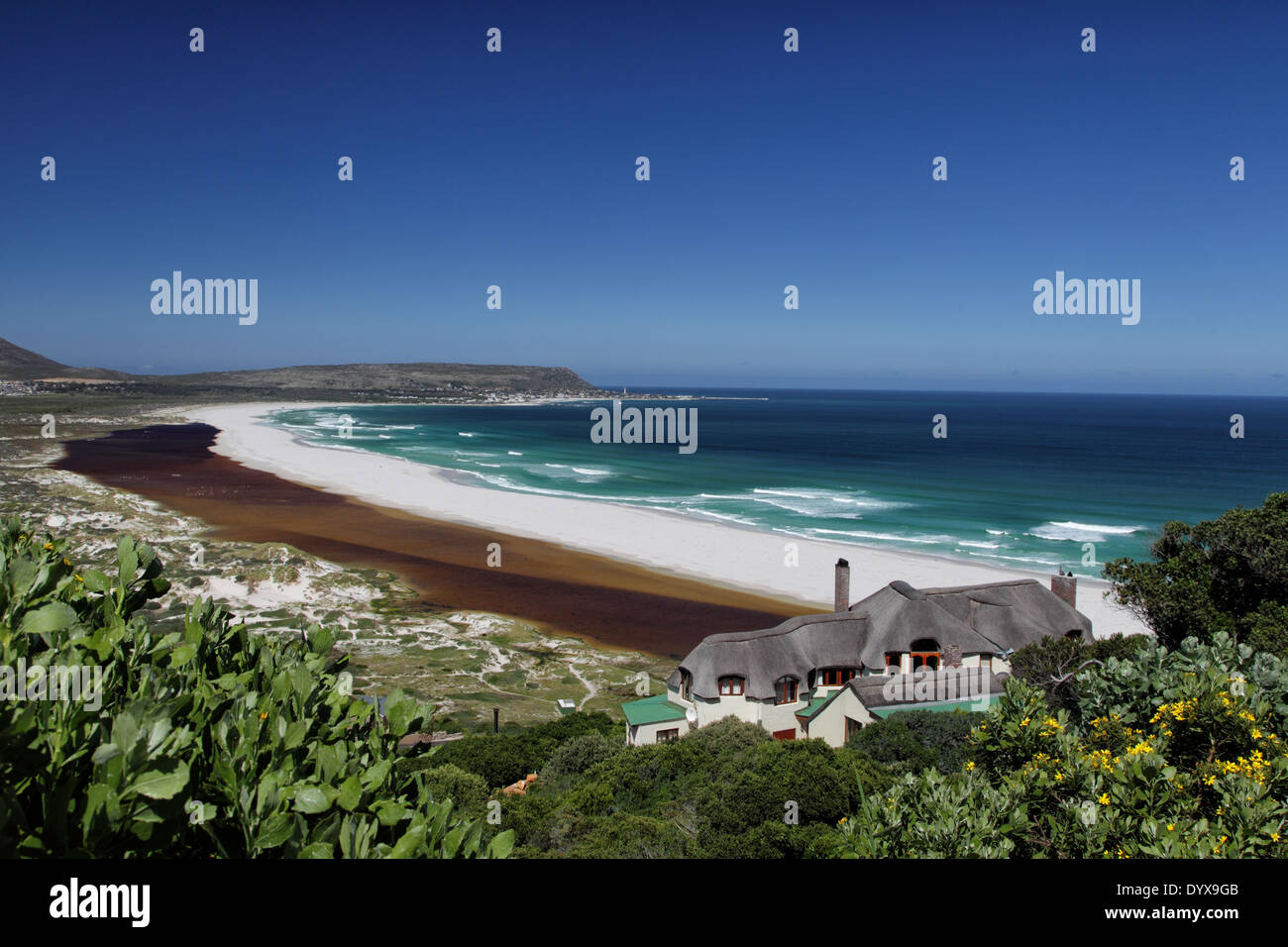 Vista della spiaggia di Noordhoek da Chapmans Peak Drive sulla Penisola del Capo vicino a Cape Town, Sud Africa. Foto Stock