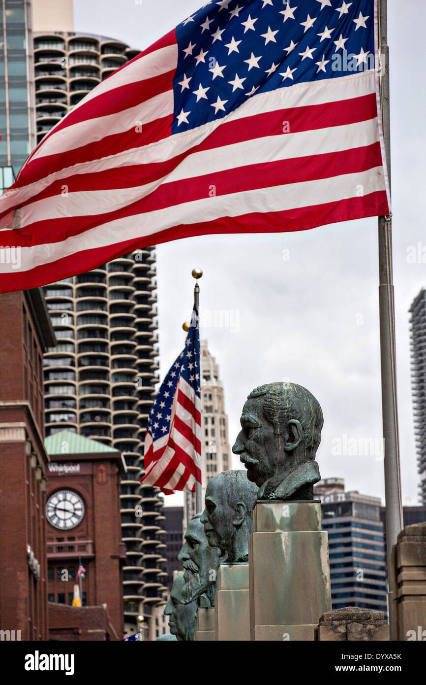 Statue presso il Merchandise Mart Hall of Fame lungo il Riverwalk in Chicago, IL. Foto Stock