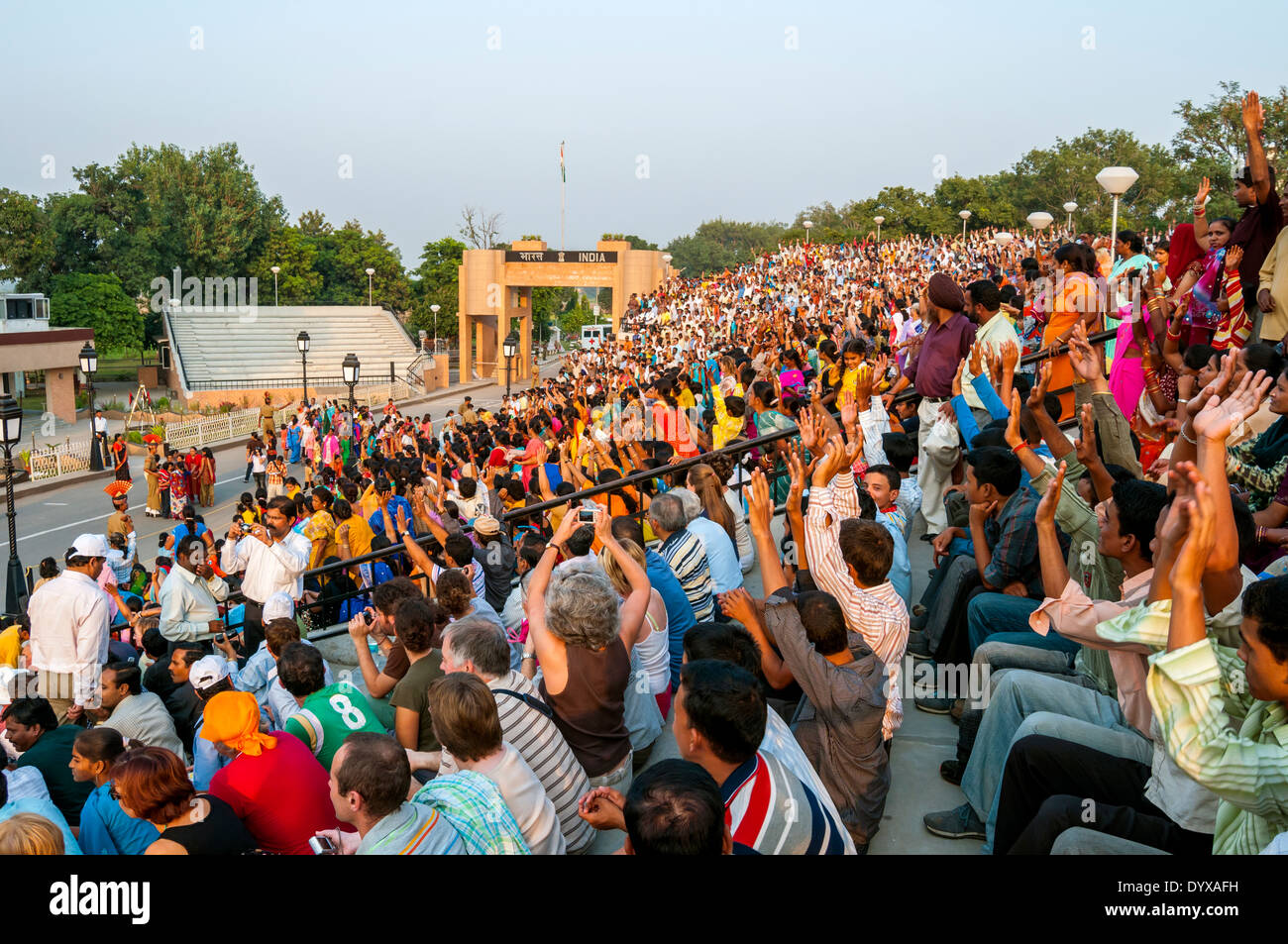 Il confine Wagah chiusura 'abbassamento delle bandiere' cerimonia al confine India-Pakistan Attari vicino Amritsar Punjab, India. Foto Stock