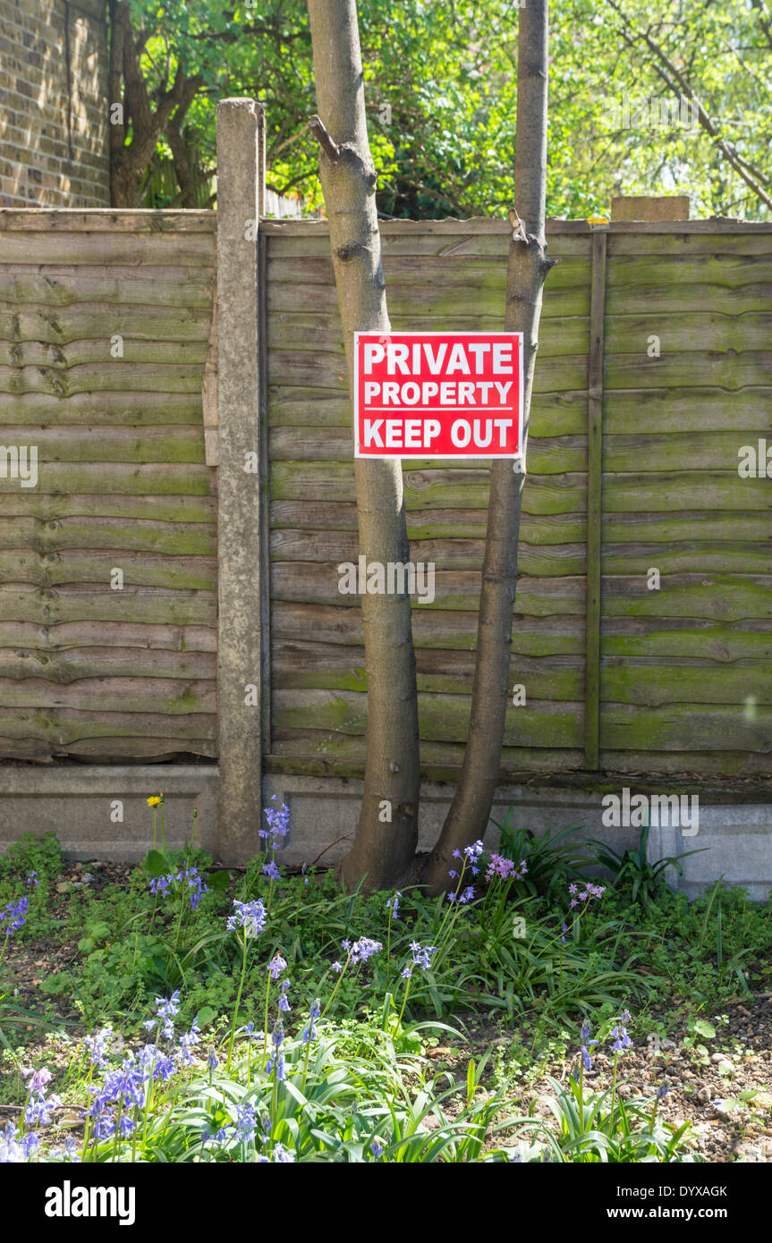 La proprietà privata tenere fuori un cartello di segnalazione, Londra England Regno Unito Regno Unito Foto Stock