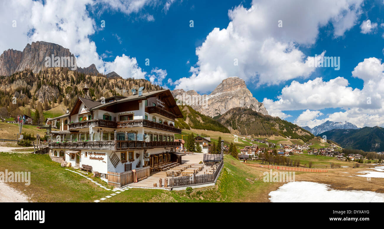 Colfosco verso il Sass da Ciampac e Sassongher, Trentino Alto Adige, Dolomiti, Italia, Europa Foto Stock