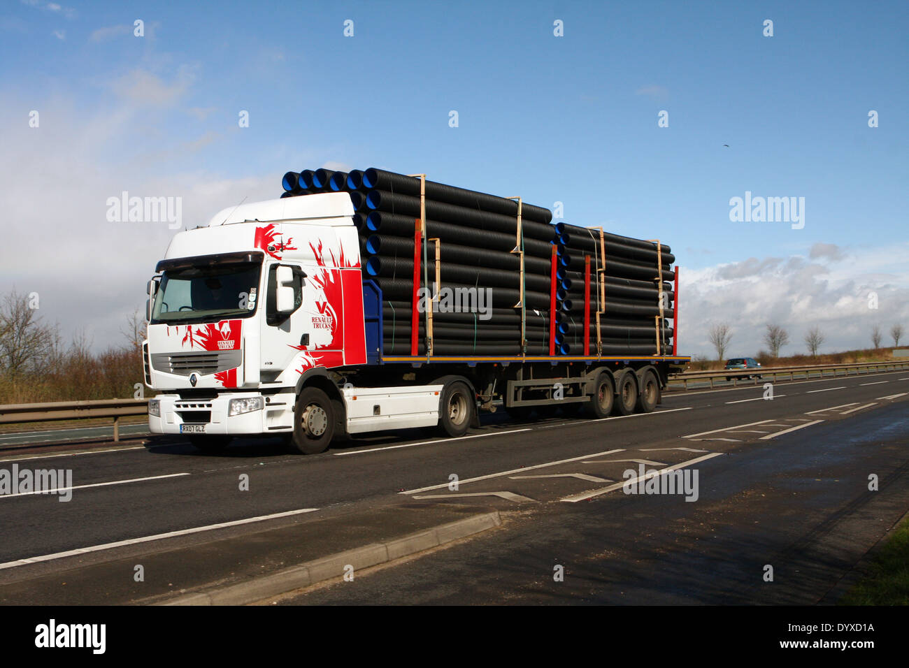 Una Renault carrello che viaggia lungo la A46 a doppia carreggiata in Leicestershire, Inghilterra Foto Stock