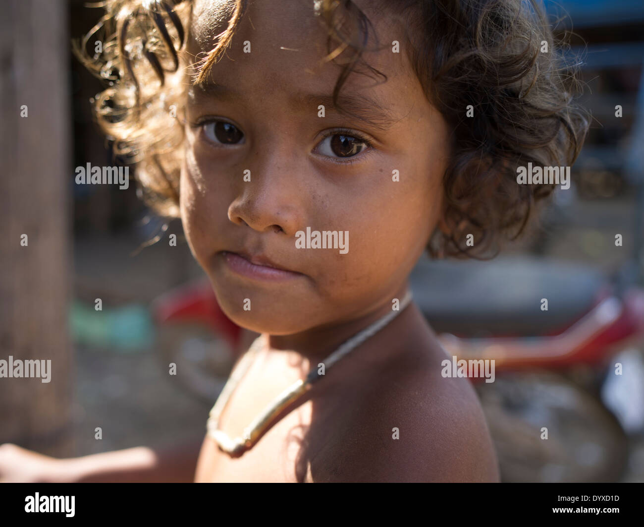 Ragazzo giovane a Kompong Pluk villaggio galleggiante vicino a Siem Reap, Cambogia Foto Stock