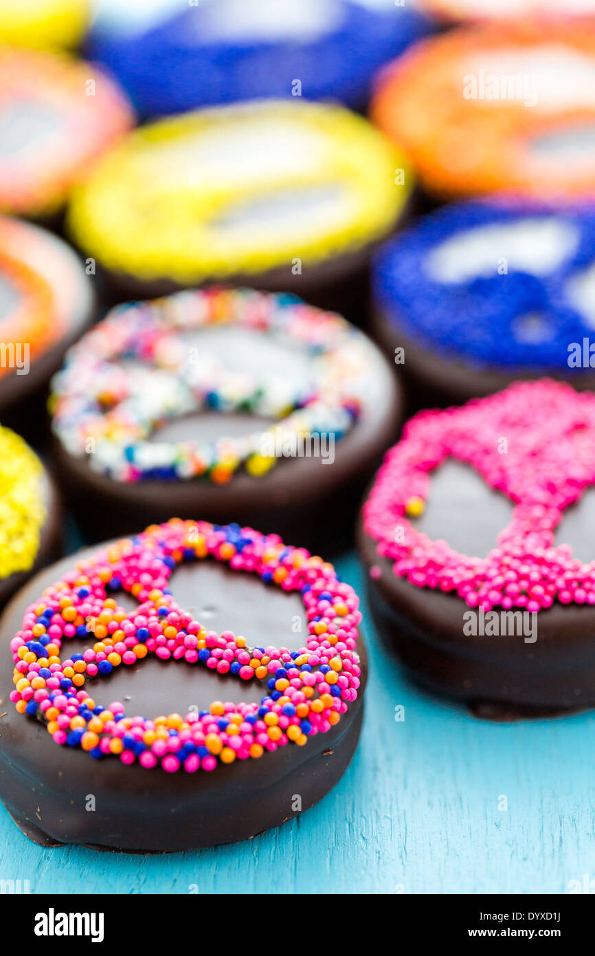 Gourmet ricoperta di cioccolato Oreos con colorati spruzza sulla parte superiore. Foto Stock