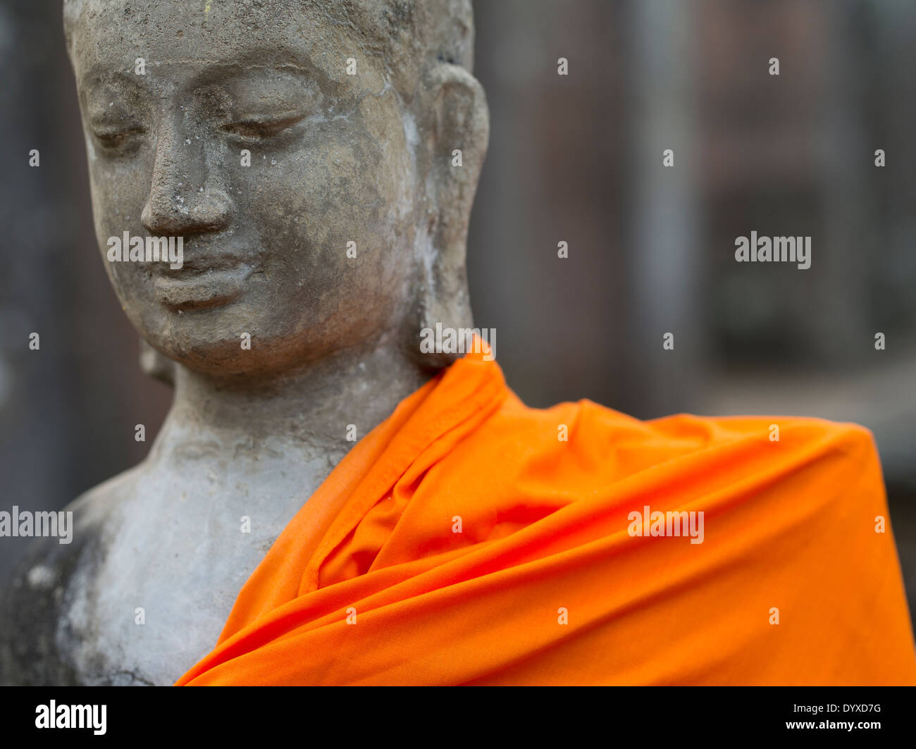 Statua buddista in arancione vesti al tempio Bayon, Angkor Thom, Siem Reap, Cambogia Foto Stock