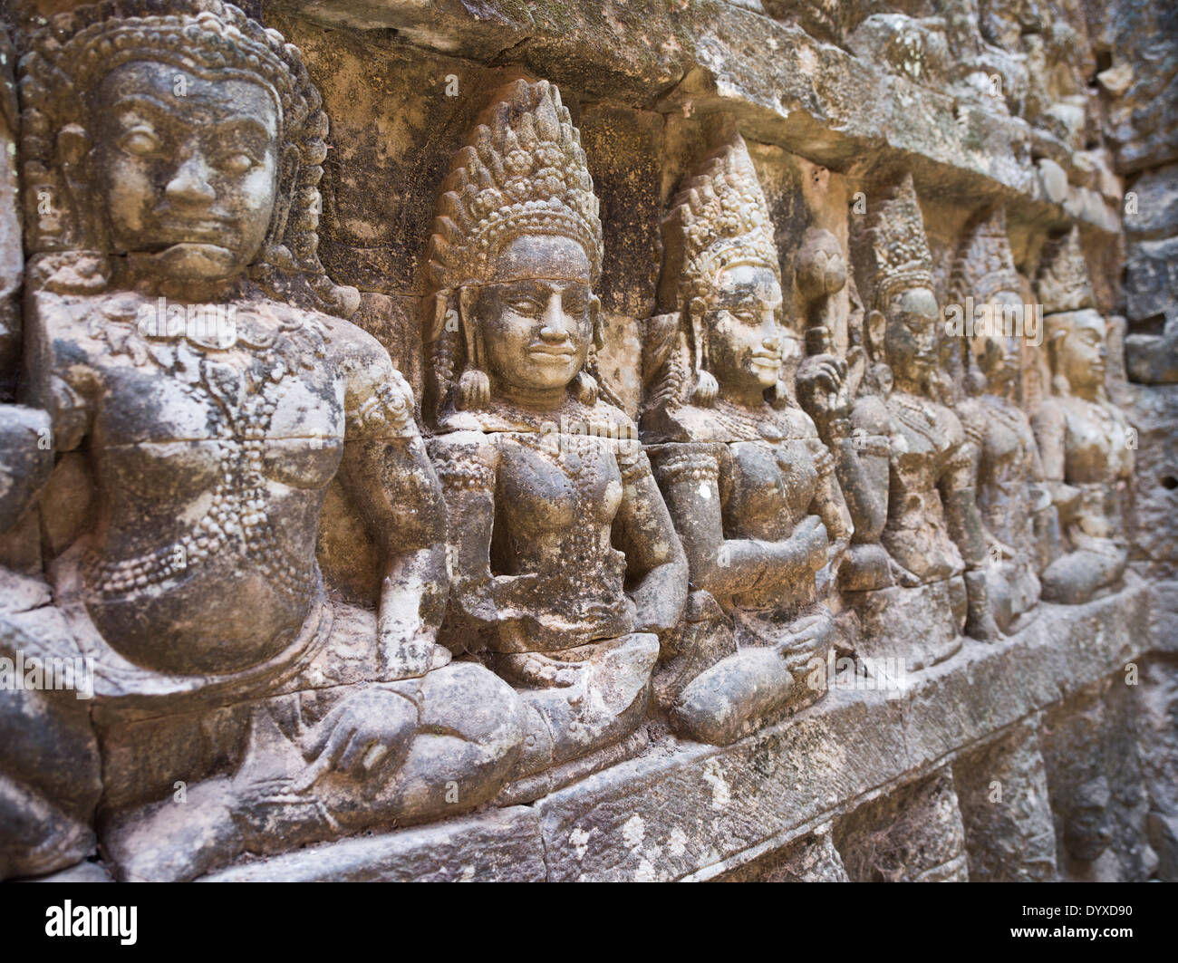 Sculture in pietra arenaria di figure divine alla terrazza del Lebbroso re all'interno di Angkor Thom, Siem Reap, Cambogia Foto Stock