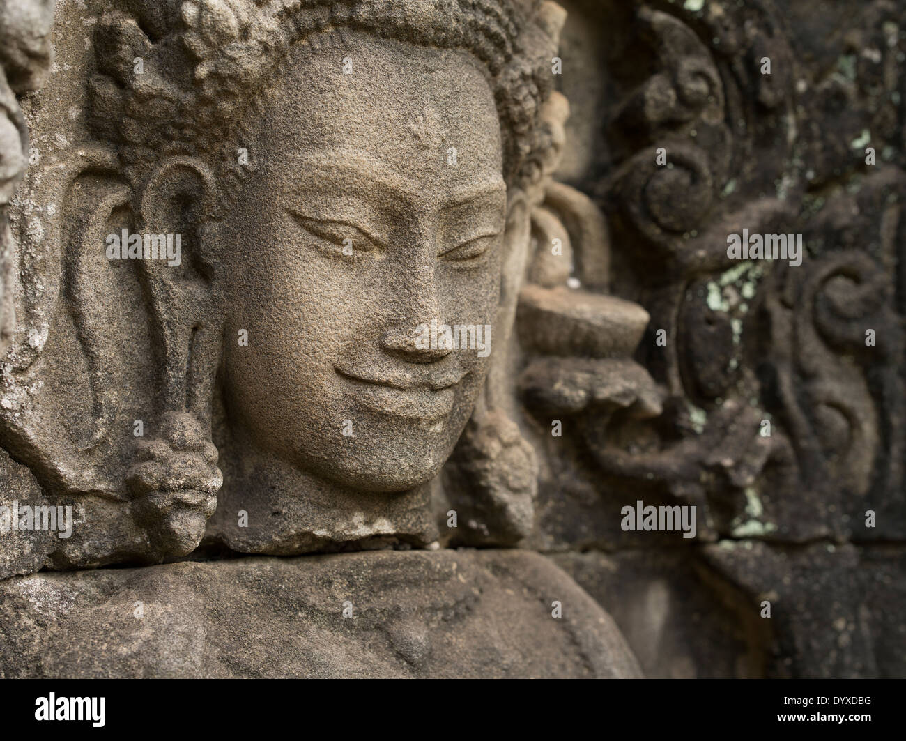Arenaria bassorilievo sculture di Apsara al tempio Bayon, Angkor Thom, Siem Reap, Cambogia Foto Stock