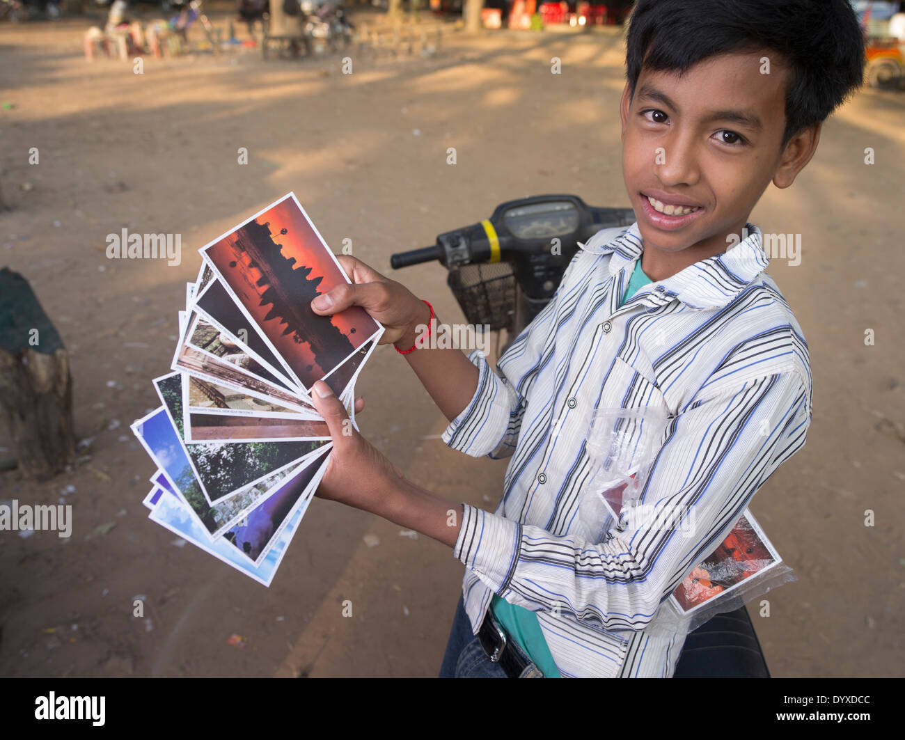 Giovane ragazzo cambogiano Vendita di cartoline a Angkor Wat, Siem Reap, Cambogia Foto Stock