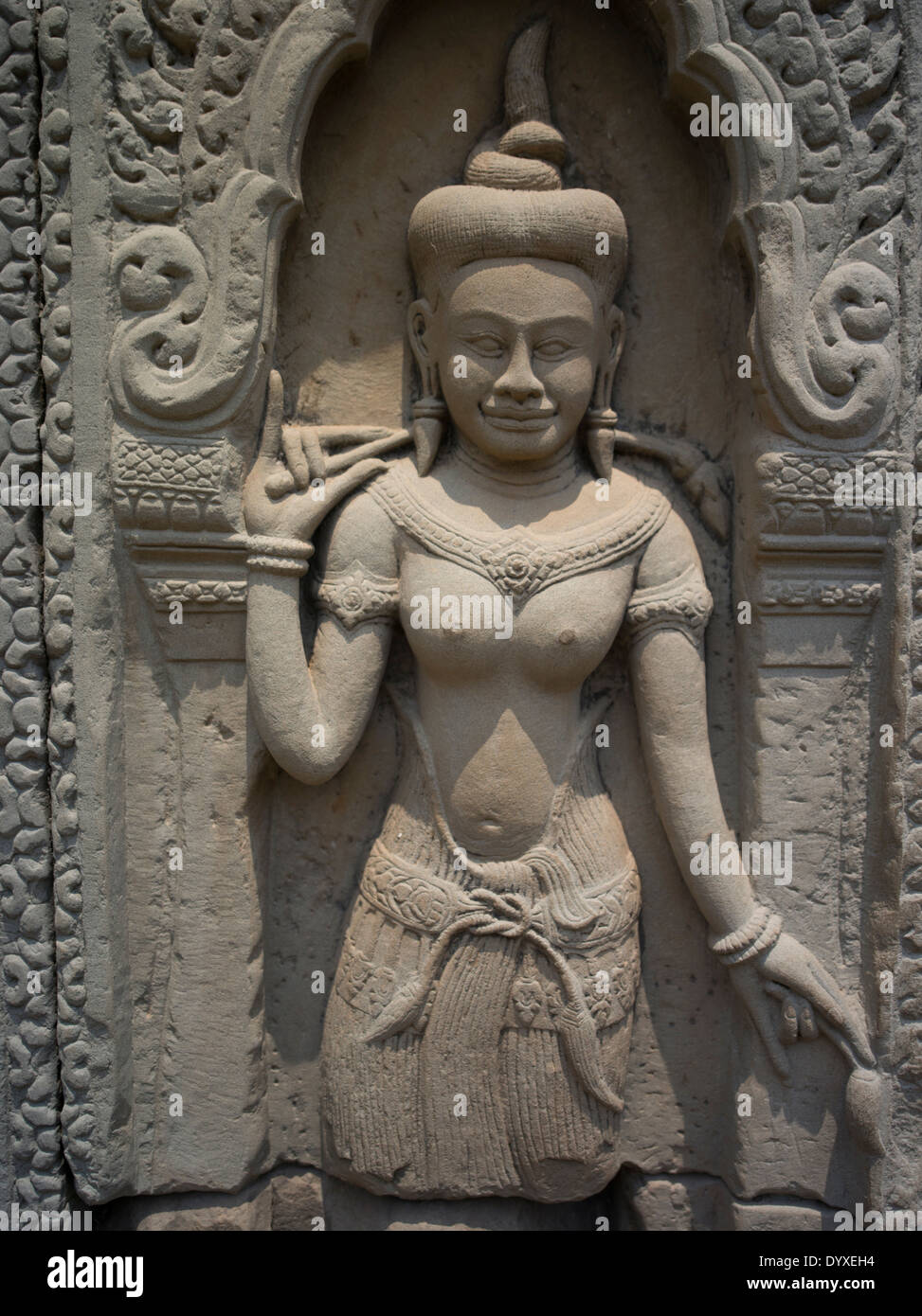 Arenaria bassorilievo apsara carving al tempio Baphon entro le mura di Angkor Thom, Siem Reap, Cambogia Foto Stock