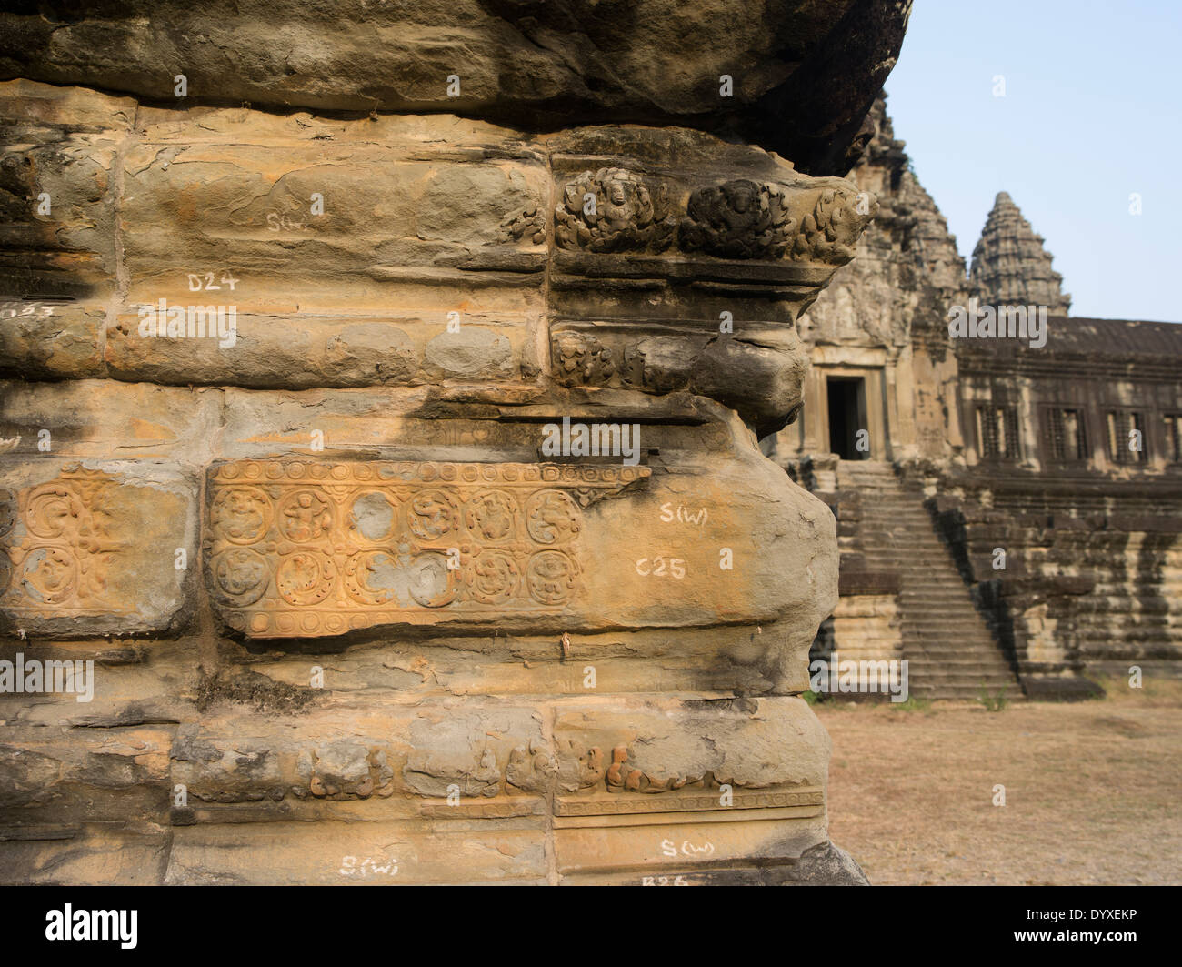 Numeri e lettere scritte sulle pietre di documentare la loro posizione a Angkor Wat, Sito Patrimonio Mondiale dell'UNESCO. Siem Reap, Cambogia Foto Stock