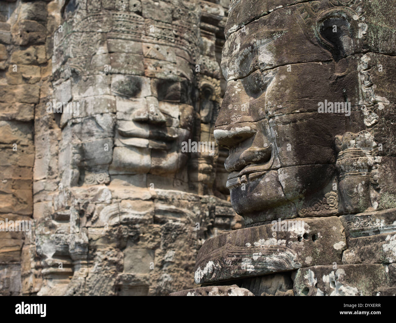 Torri con le facce sorridenti dei Lokeshvara tempio Bayon entro le mura di Angkor Thom, Siem Reap, Cambogia Foto Stock