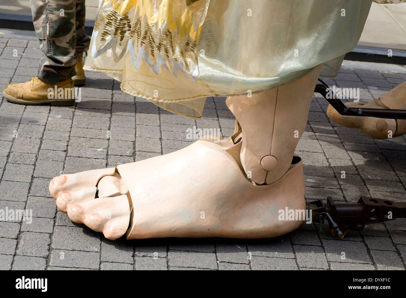 La lavorazione meccanica del 20ft burattini di Lady Godiva passeggiate per le strade in Stratford upon Avon Foto Stock