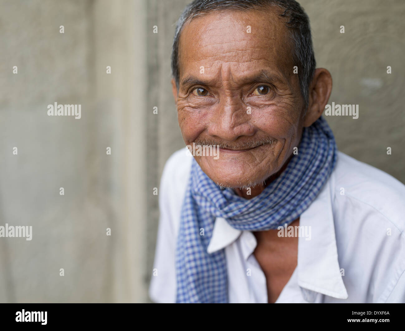 Anziani cambogiano a Angkor Wat, Tempio buddista complessa, Siem Reap, Cambogia Foto Stock