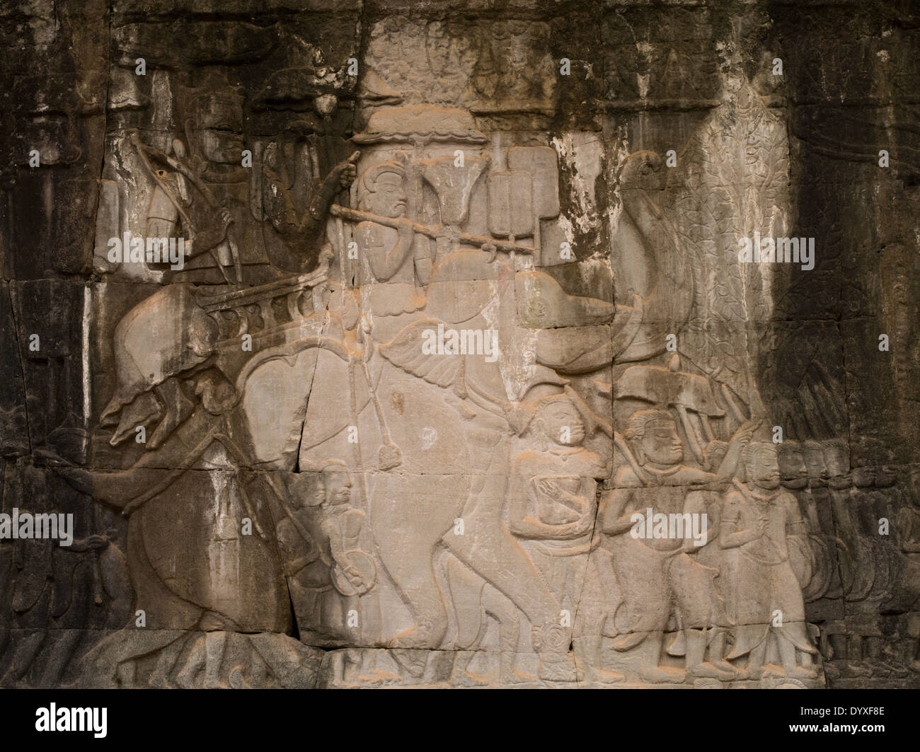 Bassorilievo sculture in pietra arenaria a tempio Bayon, Angkor Thom, Siem Reap, Cambogia Foto Stock