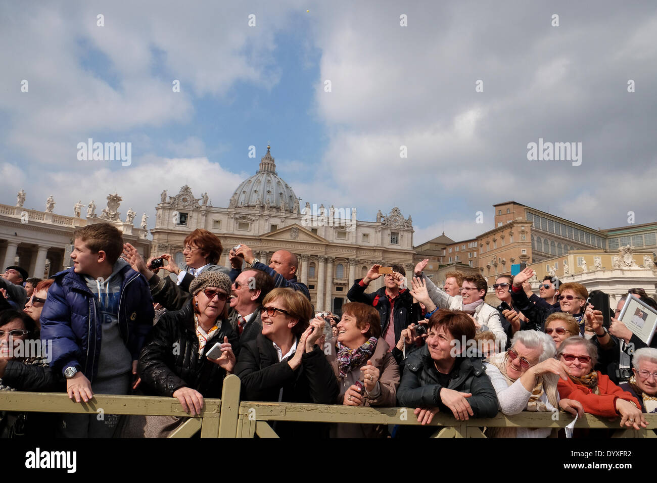 Roma Vaticano Piazza San Pietro fedeli in attesa di vedere il Papa Francesco, Udienza generale del 19 marzo 2014 Foto Stock