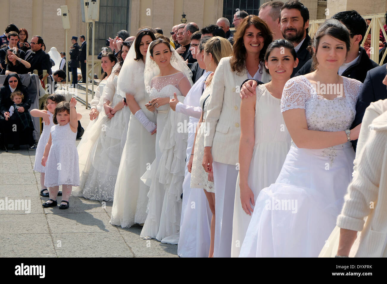 Roma Vaticano Piazza San Pietro sposa in attesa di incontrare il Santo Padre Francesco, Udienza generale del 19 marzo 2014 Foto Stock
