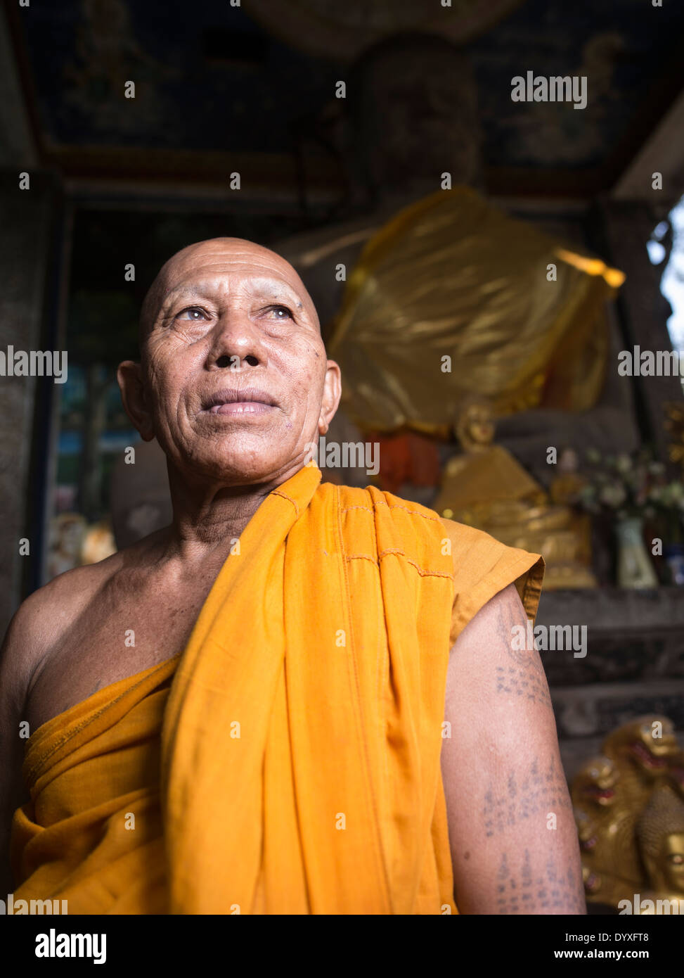 Cambogiano monaco buddista accanto al tempio Bayon, Angkor Thom, Siem Reap, Cambogia Foto Stock