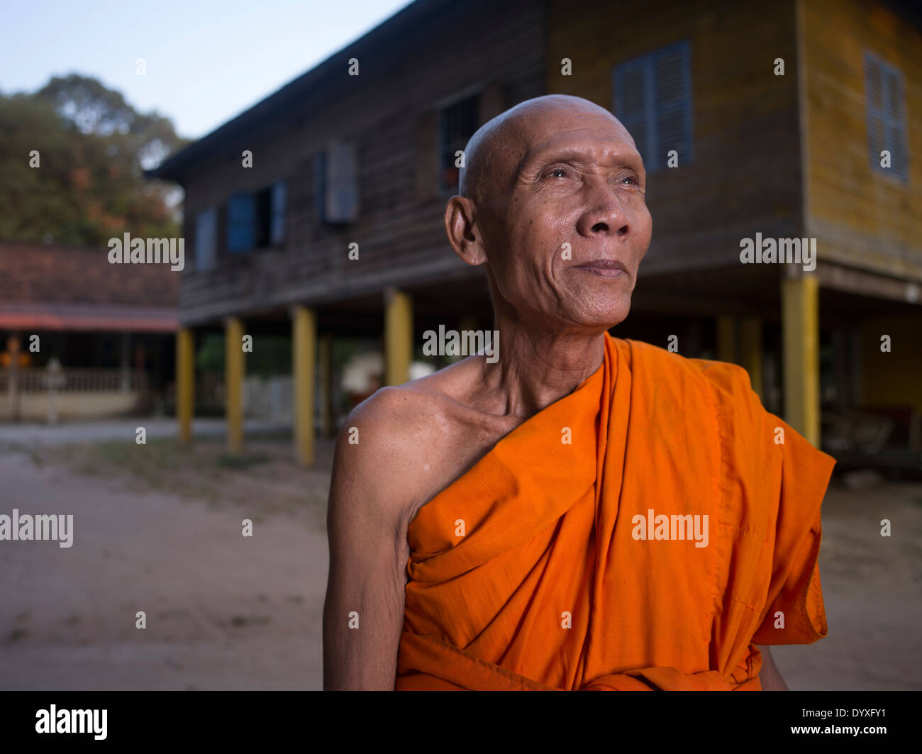 Anziani cambogiano monaco buddista a Angkor Wat, Siem Reap, Cambogia Foto Stock