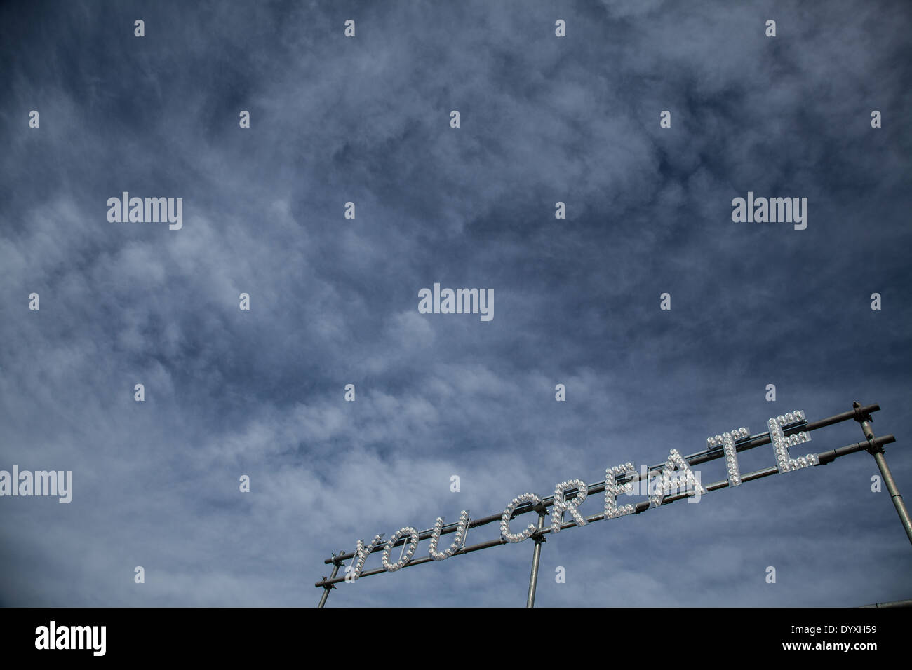 'Creare', parte di una più ampia illustrazione, fotografati contro il cielo Foto Stock