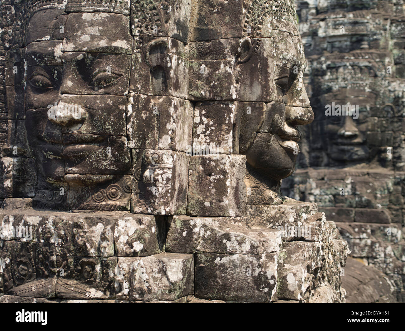 Torri con le facce sorridenti dei Lokeshvara al tempio Bayon entro le mura di Angkor Thom, Siem Reap, Cambogia Foto Stock
