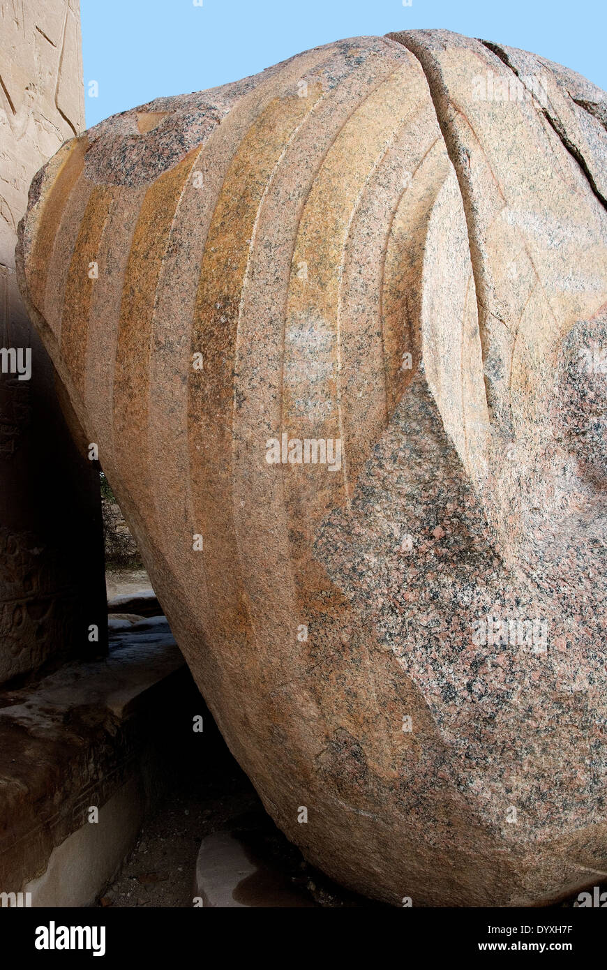 Vista verso est del Ramesseum . Colossale testa di granito di Ramses II° Foto Stock