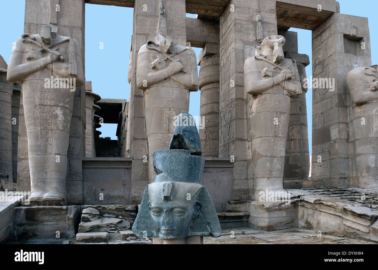 Ramesseum : il tempio funerario del faraone Ramses II il Grande(1303-1213 A.C. XIX dyn.) Foto Stock