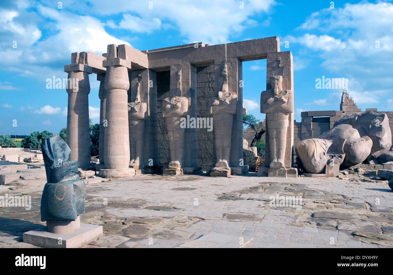 Ramesseum : il tempio funerario del faraone Ramses II il Grande(1303-1213 A.C. XIX dyn.). Foto Stock