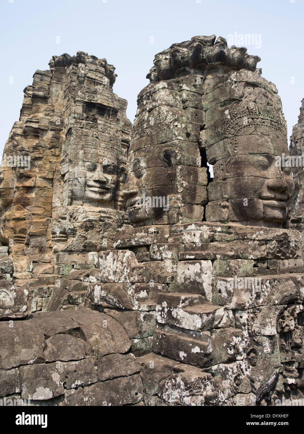 Torri con le facce sorridenti dei Lokeshvara tempio Bayon entro le mura di Angkor Thom, Siem Reap, Cambogia Foto Stock