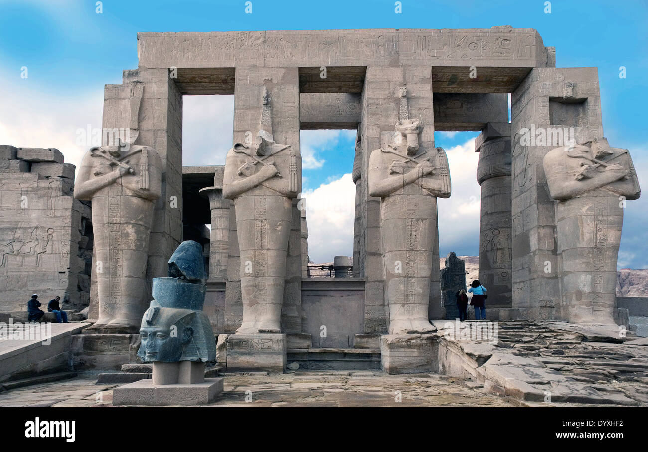 Ramesseum : il tempio funerario del faraone Ramses II il Grande(1303-1213 A.C. XIX dyn.). Foto Stock