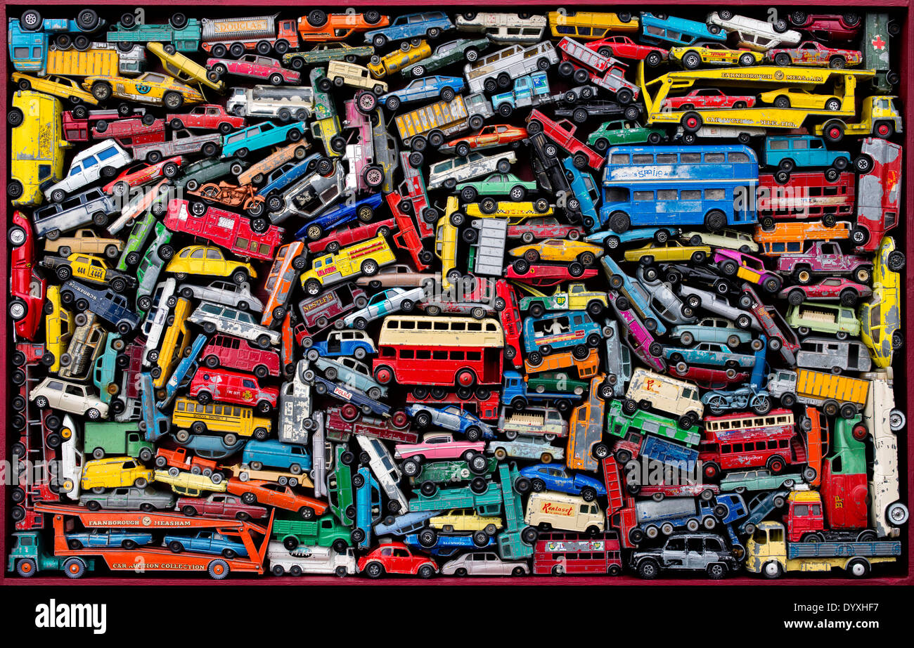 Vecchio playworn Dinky, Matchbox Lesney Toy Cars, autobus, motocicli pattern Foto Stock