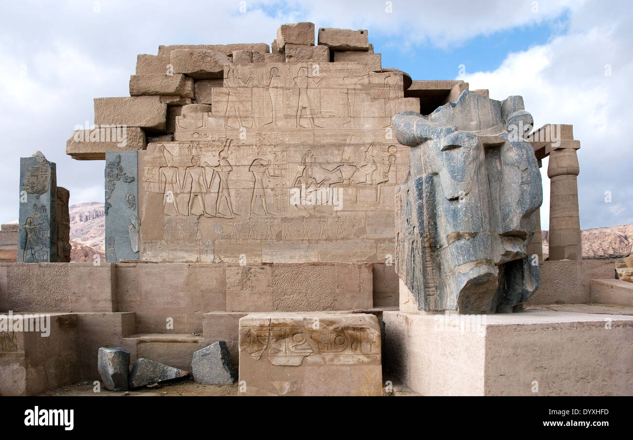 Ramesseum : il tempio funerario del faraone Ramses II il Grande(1303-1213 A.C. XIX dyn.). Rimanenti blocchi e statue del re. Foto Stock