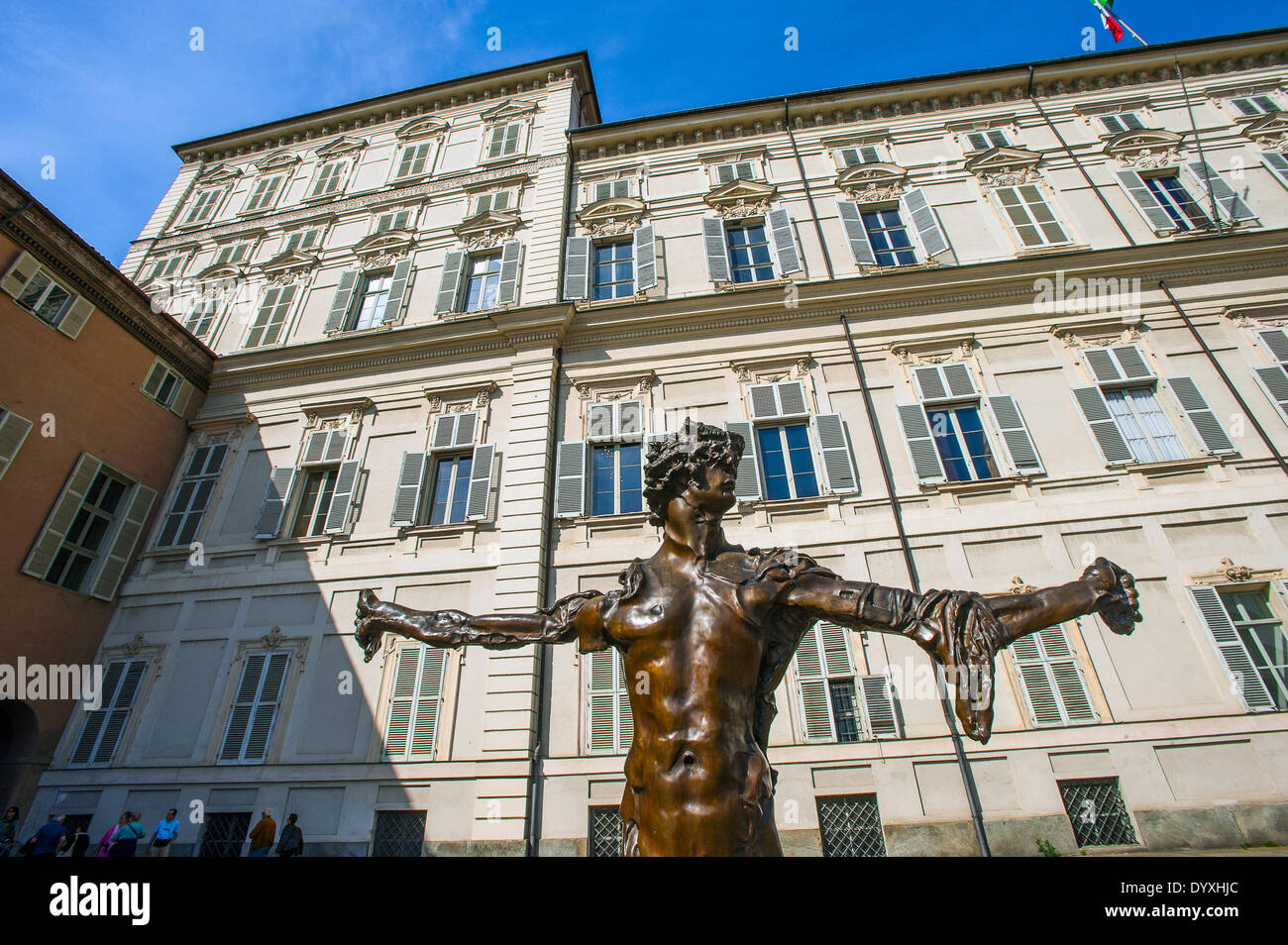 Torino, Italia. 26 apr 2014. opere di arte moderna in Piazzetta Reale, Piazza Castello di fronte al palazzo reale.In questa immagine ' Crocefissione Apollo del Belvedere 1974 - scultura in bronzo di Augusto Perez Credito: Davvero Facile Star/Alamy Live News Foto Stock