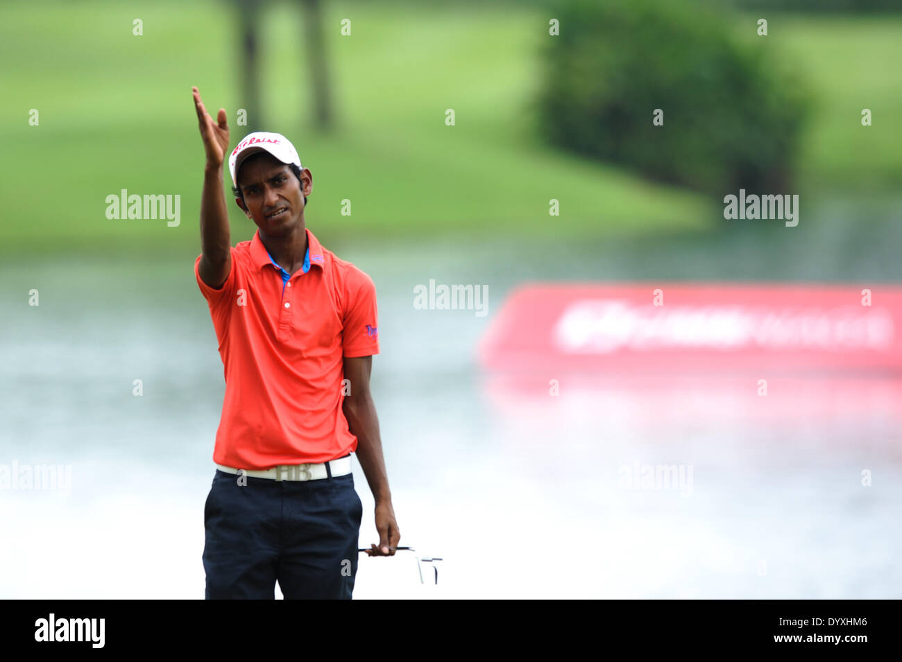 Jakarta, Indonesia. 27 apr 2014. Rashid Khan dell India reagisce dopo aver fallito per colpire la palla nel foro 9 durante il giorno finale della salita Niaga maestri indonesiano a Royale Jakarta Golf Club, Jakarta, Indonesia, 27 aprile 2014. © Veri Sanovri/Xinhua/Alamy Live News Foto Stock