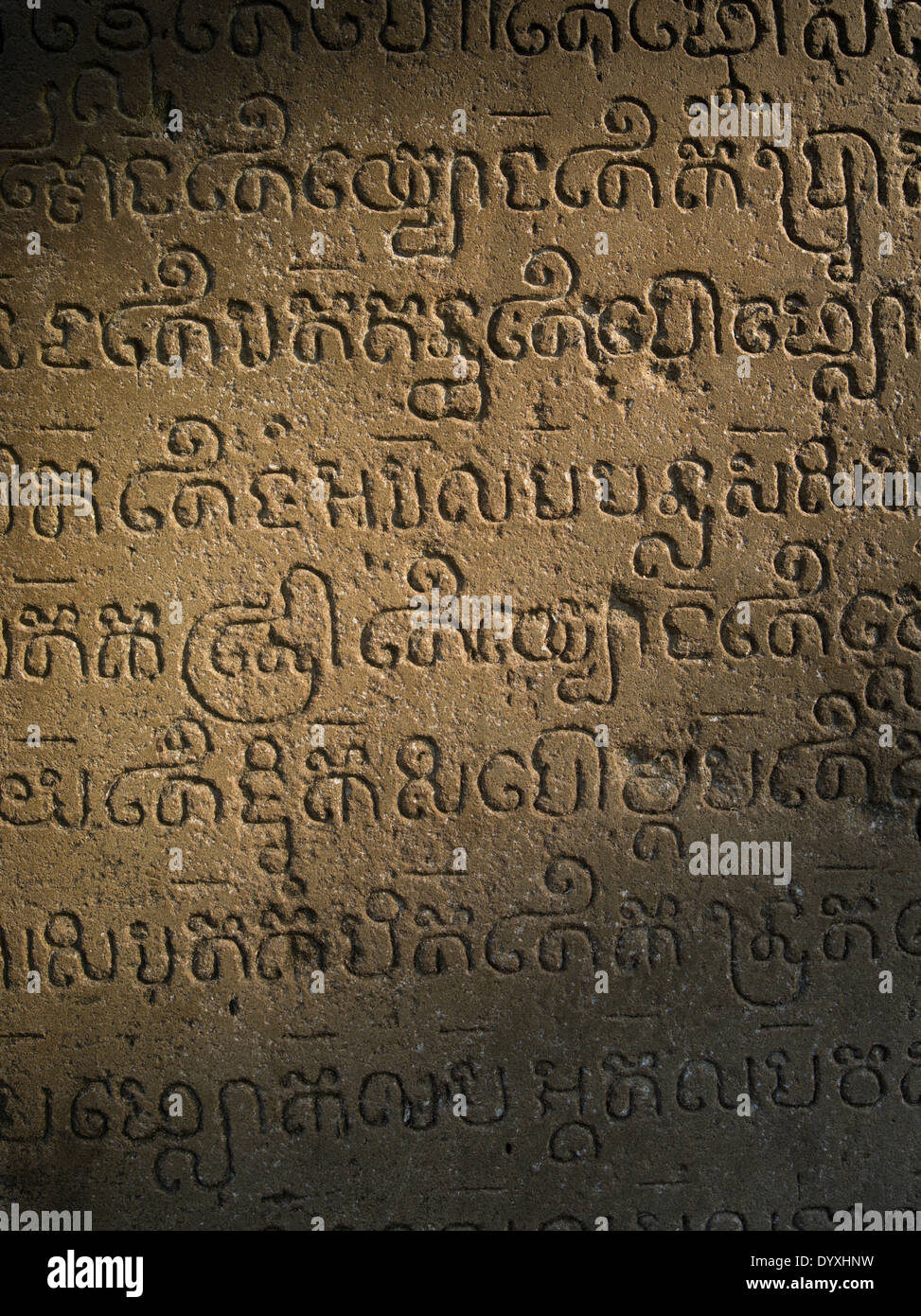 Scritti incisi nella pietra a Prasat Chap Kra parte del Tempio di Koh Ker 127 NE di Siem Reap, Cambogia Foto Stock