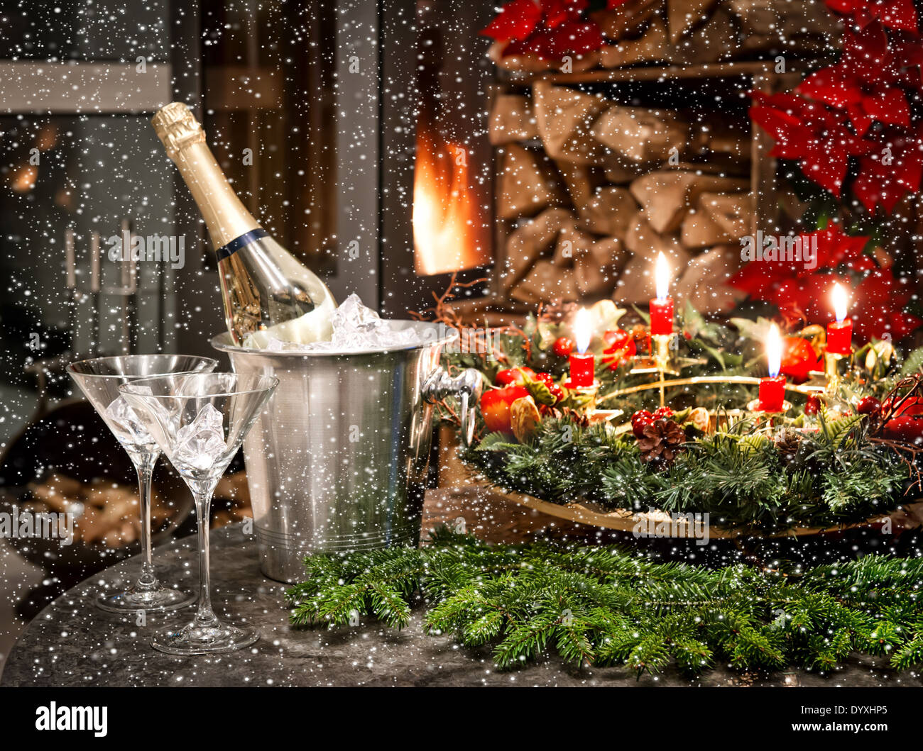 Home festosa decorazione di interni per il Natale e il nuovo anno con una bottiglia di champagne e un camino. Cena a lume di candela. Foto Stock
