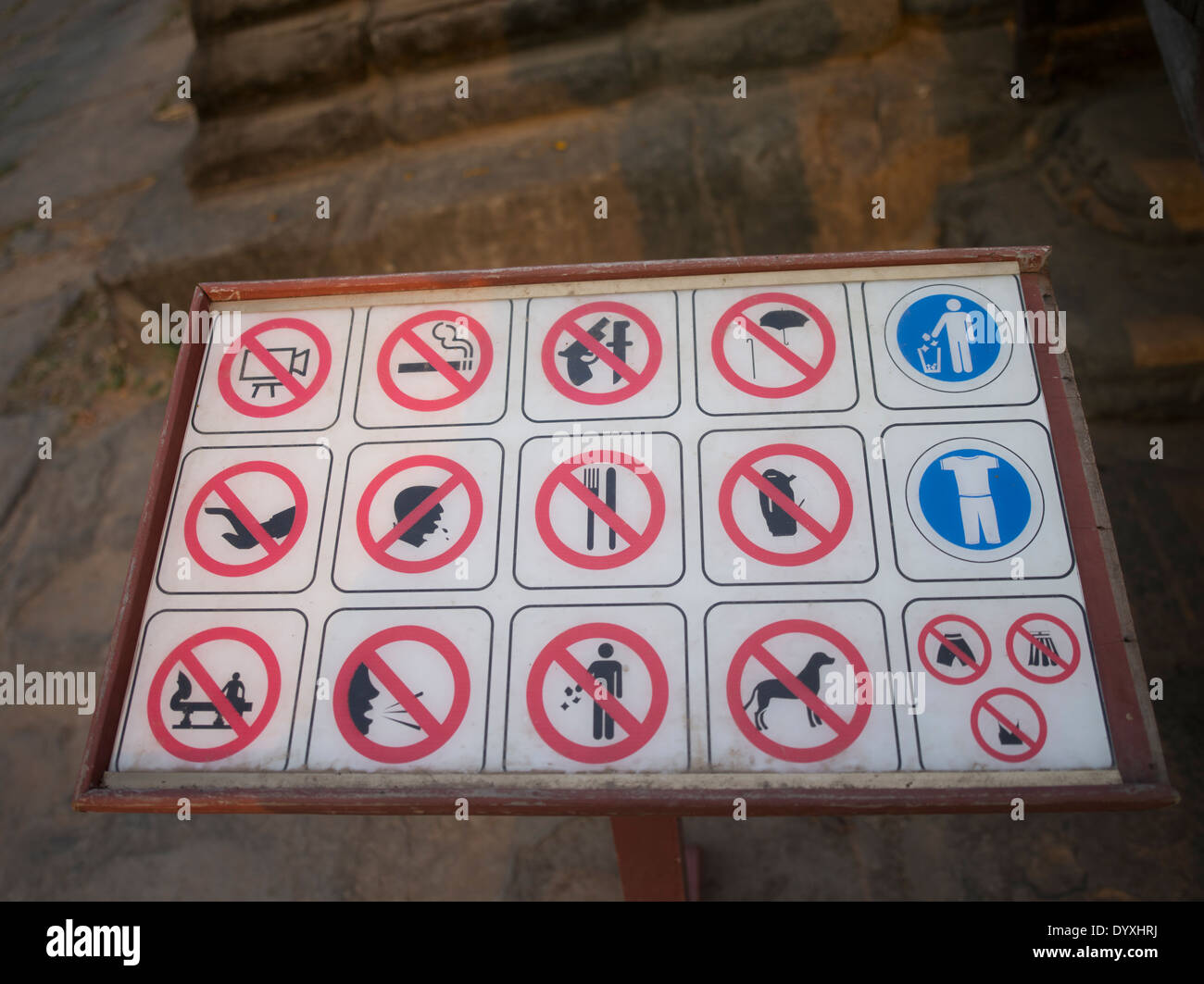 Regole per i turisti a Angkor Wat, Sito Patrimonio Mondiale dell'UNESCO. Siem Reap, Cambogia Foto Stock